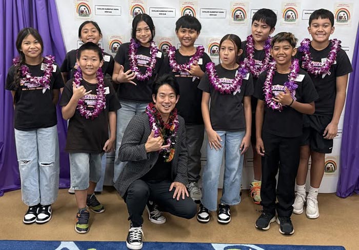 Jake Shimabukuro with Kapālama students